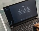 Ręce piszące na klawiaturze laptopa, na ekranie widoczna strona startowa ChatGPT