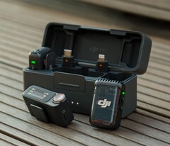 DJI Mic 2 jest dostępny jako pakiet combo z etui ładującym i zapasowym odbiornikiem mikrofonu. (Źródło obrazu: DJI)