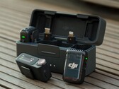 DJI Mic 2 jest dostępny jako pakiet combo z etui ładującym i zapasowym odbiornikiem mikrofonu. (Źródło obrazu: DJI)