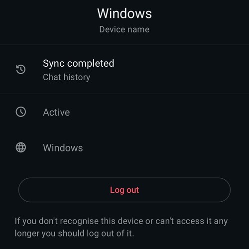 Szczegółowy widok podłączonego urządzenia WhatsApp przedstawiający nazwę urządzenia, jego status oraz czerwony przycisk wylogowania