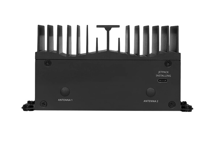 Przednia część przemysłowego mini-komputera MSI MS-C9ZA
