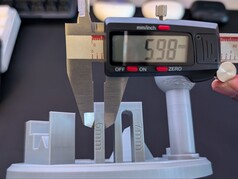 Pomiar fasety 6 mm za pomocą suwmiarki z noniuszem