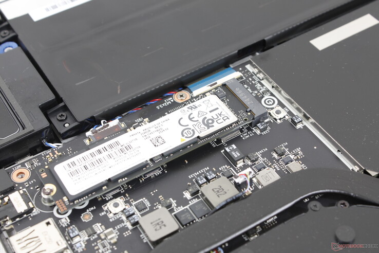 Główny dysk SSD M.2 PCIe4 x4 bez dołączonego rozpraszacza ciepła