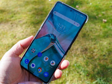 Asus Zenfone 12 Ultra na zewnątrz