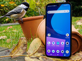 Fairphone 5 był dużym krokiem dla zrównoważonej marki, ale jest to drogie urządzenie, więc obniżenie ceny jest kolejnym krokiem. (Źródło zdjęcia: Daniel Schmidt / Notebookcheck)