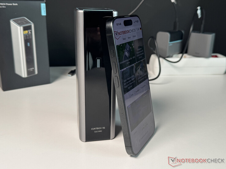 Porównanie rozmiaru Cuktech 15 Ultra z iPhonem 16 Pro