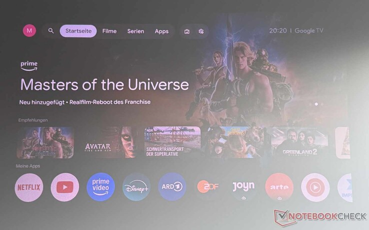Interfejs Google TV urządzenia Etoe Dolphin 2 (lekko przyciemnione pomieszczenie z oknem po prawej stronie, ekran o wysokim kontraście)