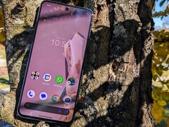 Google Pixel 8 imponuje jasnym wyświetlaczem OLED 120 Hz.