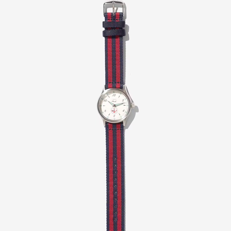 Zegarek Noah x Timex MK1 Anchor z srebrzystą kopertą o średnicy 36 mm, kremową tarczą, motywem kotwicy oraz paskiem z tkaniny w granatowo-czerwone paski.