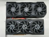 Karta RX 7900 (u góry) obok GPU RDNA 2 RX 6950 XT. (Źródło:@9550pro na Twitterze)