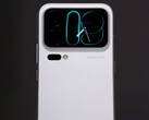 Wydaje się, że tylny wyświetlacz ma węższe ramki. Na zdjęciu: zrzut ekranu z filmu prezentującego model Xiaomi 18 Pro.