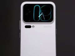 Wydaje się, że tylny wyświetlacz ma węższe ramki. Na zdjęciu: zrzut ekranu z filmu prezentującego model Xiaomi 18 Pro.