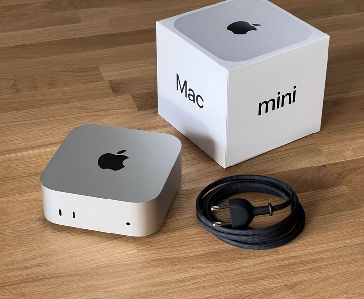Apple Komputer stacjonarny Mac mini z pudełkiem i kablem zasilającym (źródło zdjęcia: Notebookcheck)