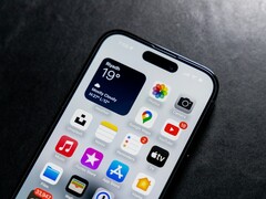 Według przecieków, iPhone'y z serii 18 nie będą wyposażone w FaceID i kamerę pod ekranem. (Źródło zdjęcia: Omar Al-Ghosson via Unsplash)