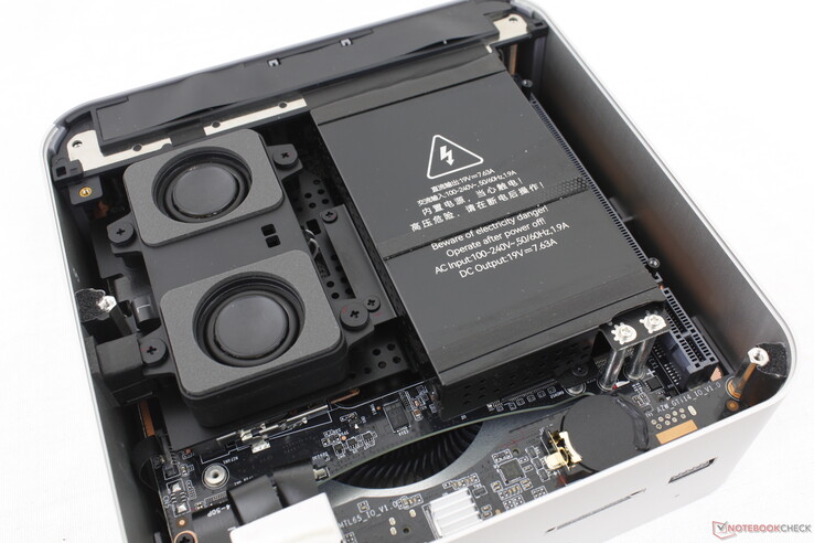 Dostęp do dwóch gniazd SODIMM i dwóch gniazd M.2 2280 SSD wymaga dodatkowego demontażu