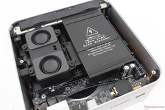 GTI15 Ultra to jeden z niewielu mini PC ze zintegrowanymi głośnikami, zintegrowanymi mikrofonami i zintegrowanym zasilaczem w jednym (źródło obrazu: Notebookcheck)