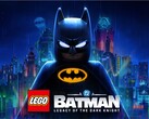 LEGO Batman w klasycznym stroju na tle zalanej deszczem panoramy Gotham City.