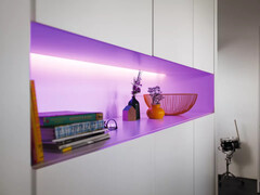 Philips Hue Solo Lightstrip 5m wydaje się być tańszy niż starszy Lightstrip Plus (powyżej). (Źródło zdjęcia: Philips Hue)