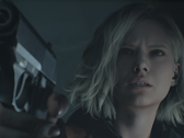 Zrzut ekranu przedstawiający bohaterkę Resident Evil Reqiuem, Grace Ashcroft, trzymającą pistolet