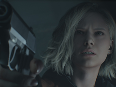 Zrzut ekranu przedstawiający bohaterkę Resident Evil Reqiuem, Grace Ashcroft, trzymającą pistolet