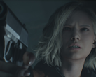 Zrzut ekranu przedstawiający bohaterkę Resident Evil Reqiuem, Grace Ashcroft, trzymającą pistolet