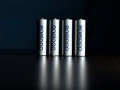 Obraz przedstawiający cztery ogniwa baterii AA