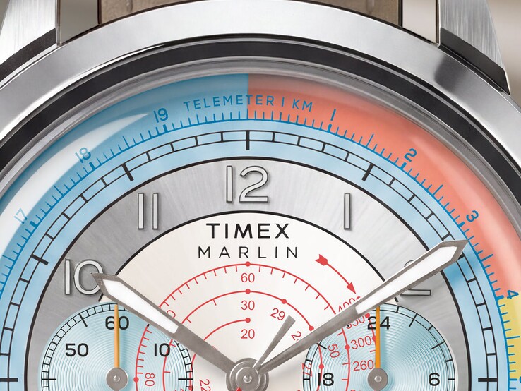 Zbliżenie na tarczę chronografu Timex Marlin Neo Classic, przedstawiające niebieską skalę telemetryczną, czerwoną skalę tachymetryczną oraz dwa dodatkowe cyferblaty.