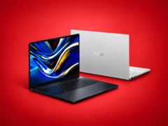 Model Asus ProArt P16 przedstawiony w czarnej i białej kolorystyce