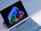 Microsoft pobiera dodatkowe 500 USD za skonfigurowanie Surface Pro 11 z wyświetlaczem OLED. (Źródło zdjęcia: Microsoft)
