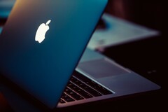  4 najlepsze laptopy, które działają ponad 15 godzin na jednym ładowaniu (Źródło: Unsplash)