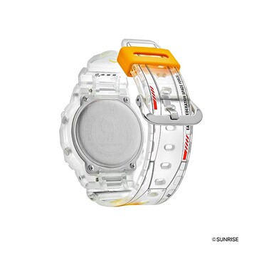 Widok z tyłu przezroczystego zegarka G-Shock z motywem Gundam, pokazujący tył obudowy ze stali nierdzewnej i szczegółową grafikę paska.