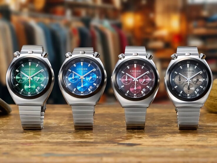 Cztery zegarki Citizen Tsuno Chronograph ze stali nierdzewnej, ustawione obok siebie na drewnianej powierzchni, z tarczami z gradientem w odcieniach zieleni, błękitu, czerwieni i szarości.