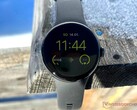 Według przecieków Pixel Watch 4 zaoferuje nowe funkcje SOS, a także nowe funkcje dla entuzjastów fitnessu. (Źródło obrazu: Notebookcheck)
