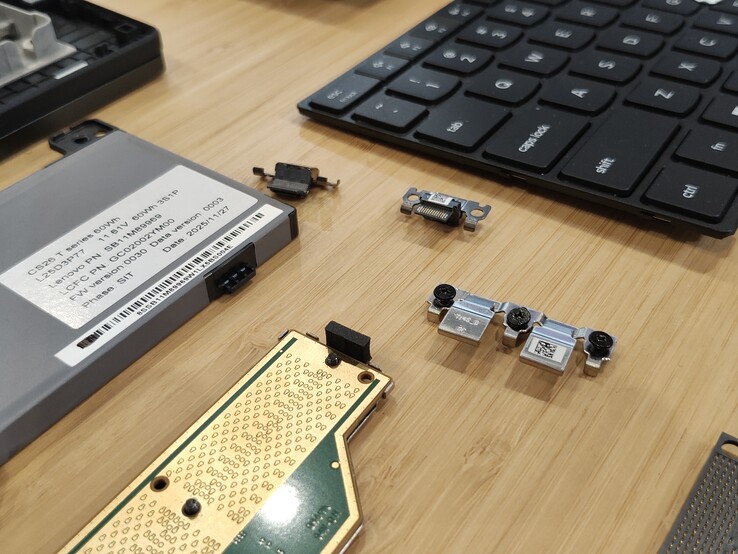 Niektóre jednostki CRU w laptopie ThinkPad T14 Gen 7.