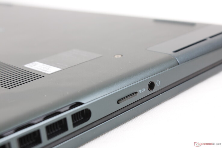 W pełni włożona karta MicroSD przylega niemalże do krawędzi