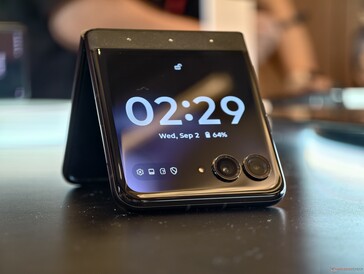 Wyświetlacz telefonu Motorola Razr 70 z obudową ozdobioną kryształami Swarovskiego