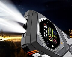 Oscal Tank 1 wyposażony jest w podwójną latarkę LED o mocy 170 lumenów. (Źródło zdjęcia: Oscal)