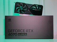 RTX 4070 SUPER Founders Edition oferuje 7 168 rdzeni CUDA, zegar boost 2 475 MHz i 12 GB pamięci VRAM.