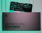 RTX 4070 SUPER Founders Edition oferuje 7 168 rdzeni CUDA, zegar boost 2 475 MHz i 12 GB pamięci VRAM.