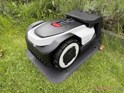 Roborock RockNeo Q105 w stacji ładującej.
