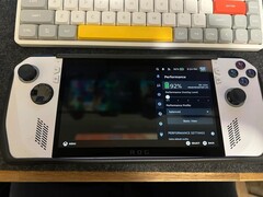 Zmodyfikowany ASUS ROG Ally Z1 Extreme z systemem SteamOS, pokazujący przewidywany czas pracy baterii wynoszący ponad 8 godzin przy 92% naładowania. (Źródło obrazu: u/BetweenInkandPaper via Reddit)