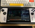 Zmodyfikowany ASUS ROG Ally Z1 Extreme z systemem SteamOS, pokazujący przewidywany czas pracy baterii wynoszący ponad 8 godzin przy 92% naładowania. (Źródło obrazu: u/BetweenInkandPaper via Reddit)
