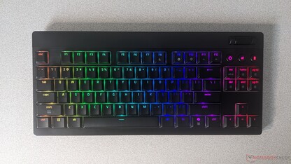 Razer BlackWidow V4 Niskoprofilowa klawiatura HyperSpeed TKL z podświetleniem Chroma RGB (źródło zdjęcia: Adam Corsetti)