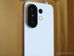 X200 FE to najnowszy kompaktowy smartfon Vivo. (Źródło zdjęcia: Notebookcheck)