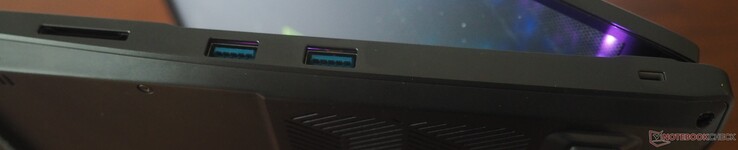 prawa strona: czytnik kart, 2x USB-A 3.2 Gen1, Kensington Lock