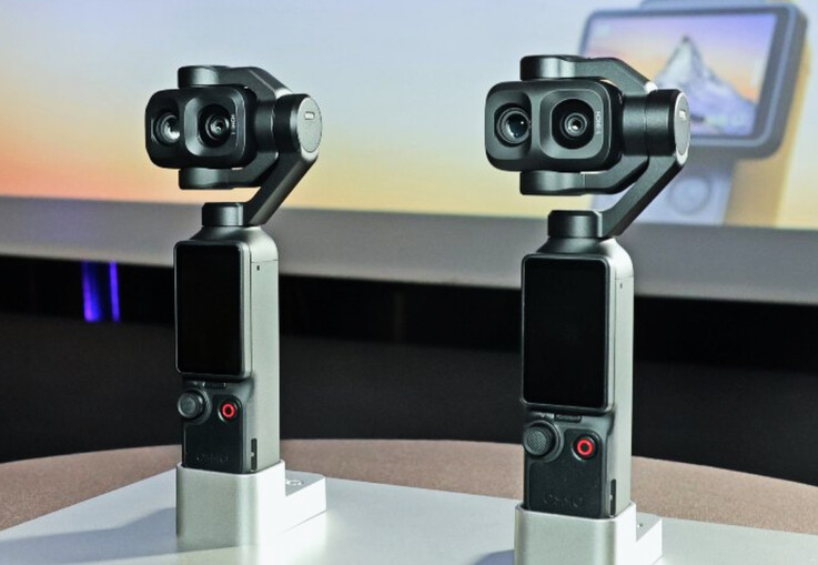 Para kamer DJI Osmo Pocket 4P na wystawie w Cannes.
