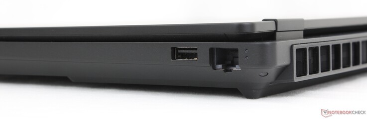 Po prawej: USB-A (10 Gbps), RJ-45 (1 Gbps)