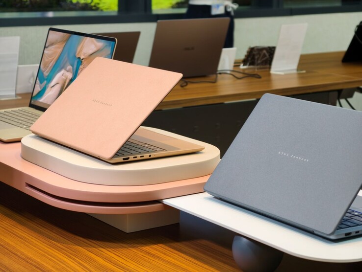 Notebooki Zenbook 14 Copilot AI 2026 są dostępne w kolorach Zabriskie Beige, Komodo Coral i Arctic Blue (od lewej do prawej).