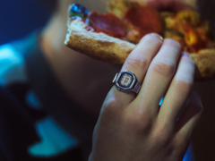 Casio wznowi sprzedaż zegarka Ring Watch CRW001-1 (na zdjęciu) w USA 1 lipca. (Źródło zdjęcia: Casio)