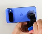 Tył Pixela 10 jest stosunkowo łatwy do usunięcia. (Źródło obrazu: iFixit)